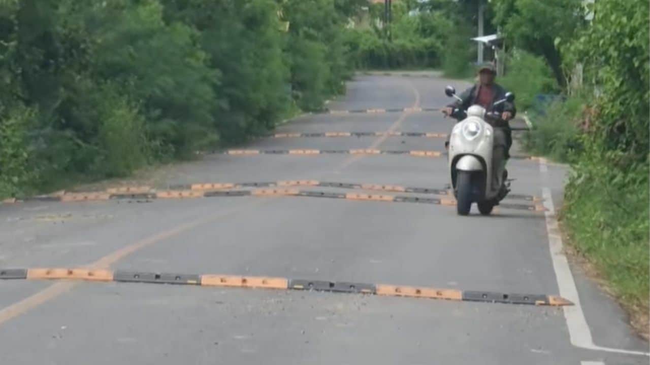 Жители Рачабури критикуют чиновников за 32 неудобные лежачие полицейские.