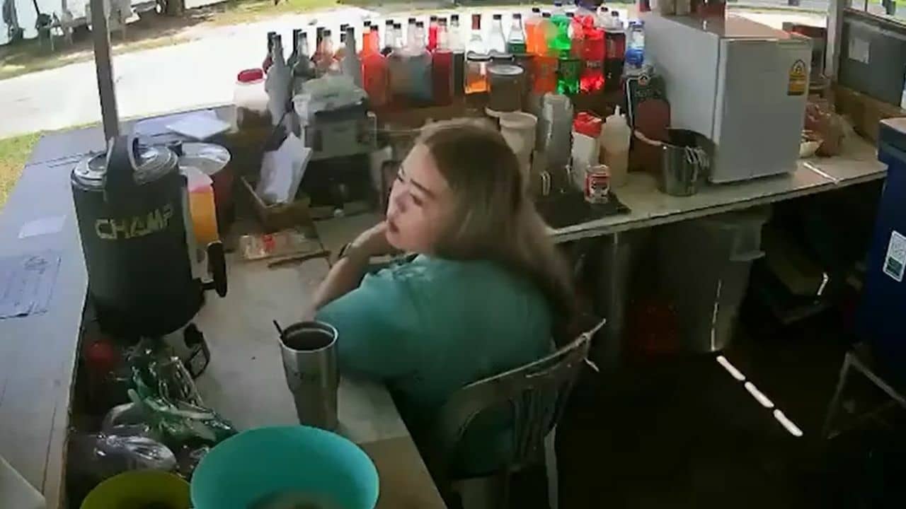 Жительница Пхукета избежала аварии на roadside stall с незначительной травмой