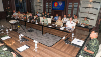 Западная армия информирует международных военных атташе по вопросу мин на границе