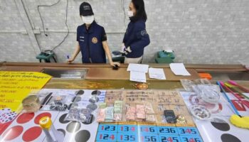 Игроки в панике убегают, когда казино в Бангкоке нарушается в результатеdramatic рейда