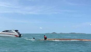 Испанская семья спасена после того, как лодка перевернулась у берегов Ко Самуи