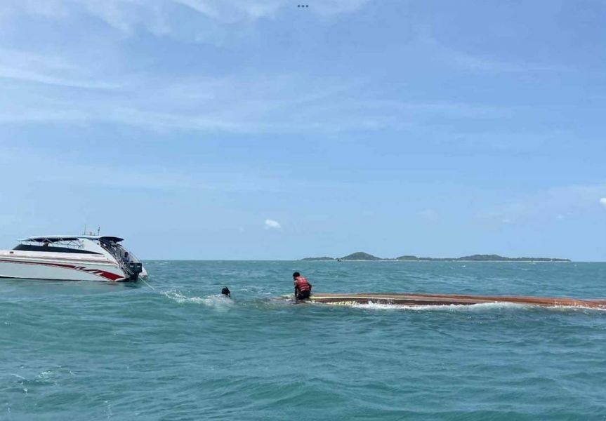 Испанская семья спасена после того, как лодка перевернулась у берегов Ко Самуи
