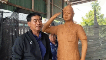 Канделябрь в честь героя границы: генерал Бунсин увековечен в воске на фестивале буддийского поста