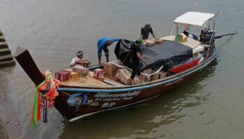 Капитан застрявшей лодки спасен спустя 4 часа в море Краби