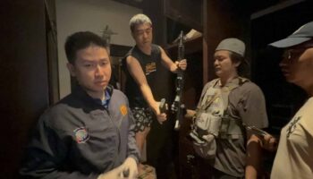 Китайца поймали за хвастовством оружием в особняке в Паттайе