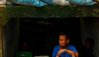 Конфликты продолжаются в понедельник, так как тайские и камбоджийские лидеры готовятся к мирным переговорам