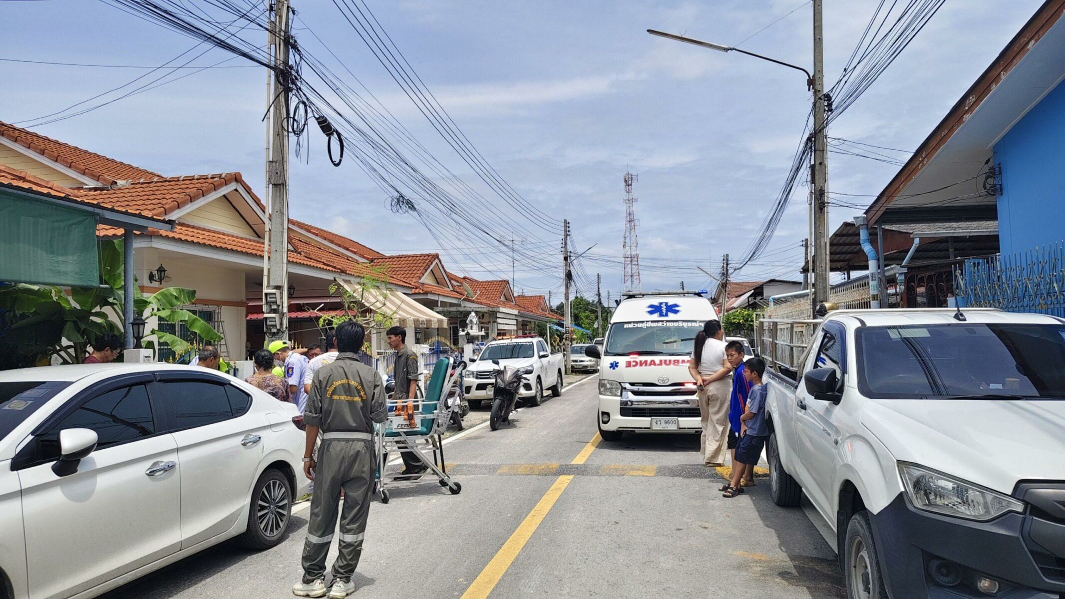 Кровавый человек спотыкается из переулка Паттайи после жестокого нападения