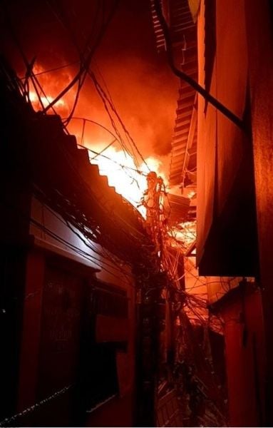Кхлонг Тои: адский пожар оставил семьи без жилья в полночном хаосе