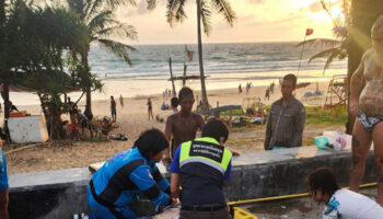 Малайзийского туриста спасли от утопления на пляже Карон