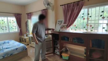 Маскированный вор ограбил бабушку, пока семейная собака виляла хвостом воры в Паттайе