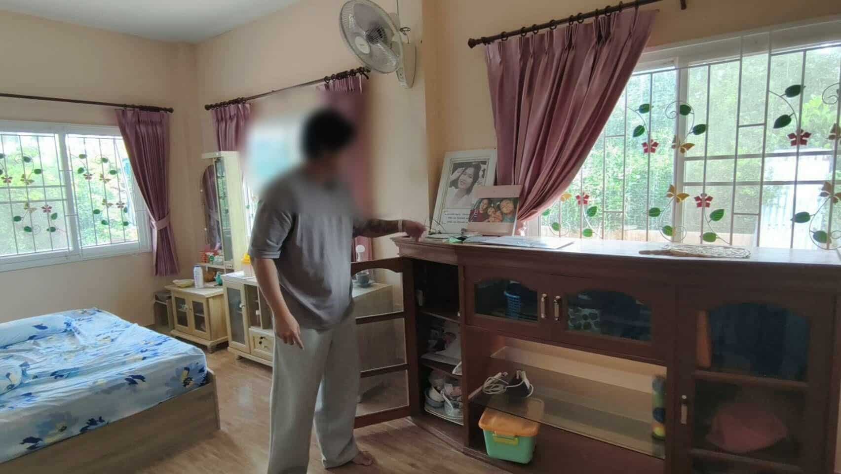 Маскированный вор ограбил бабушку, пока семейная собака виляла хвостом воры в Паттайе