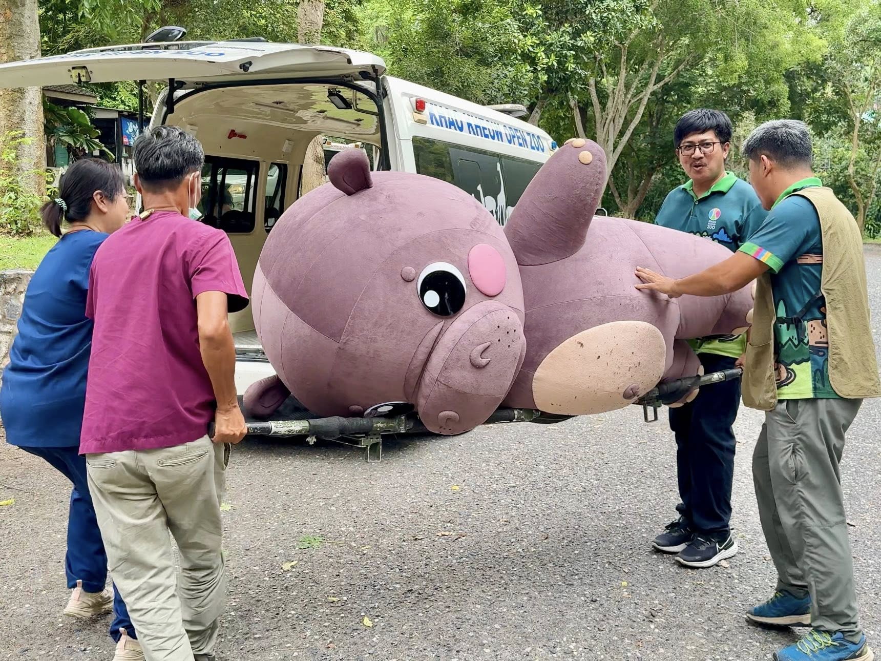 Маскот Moo Deng участвует в учениях в зоопарке