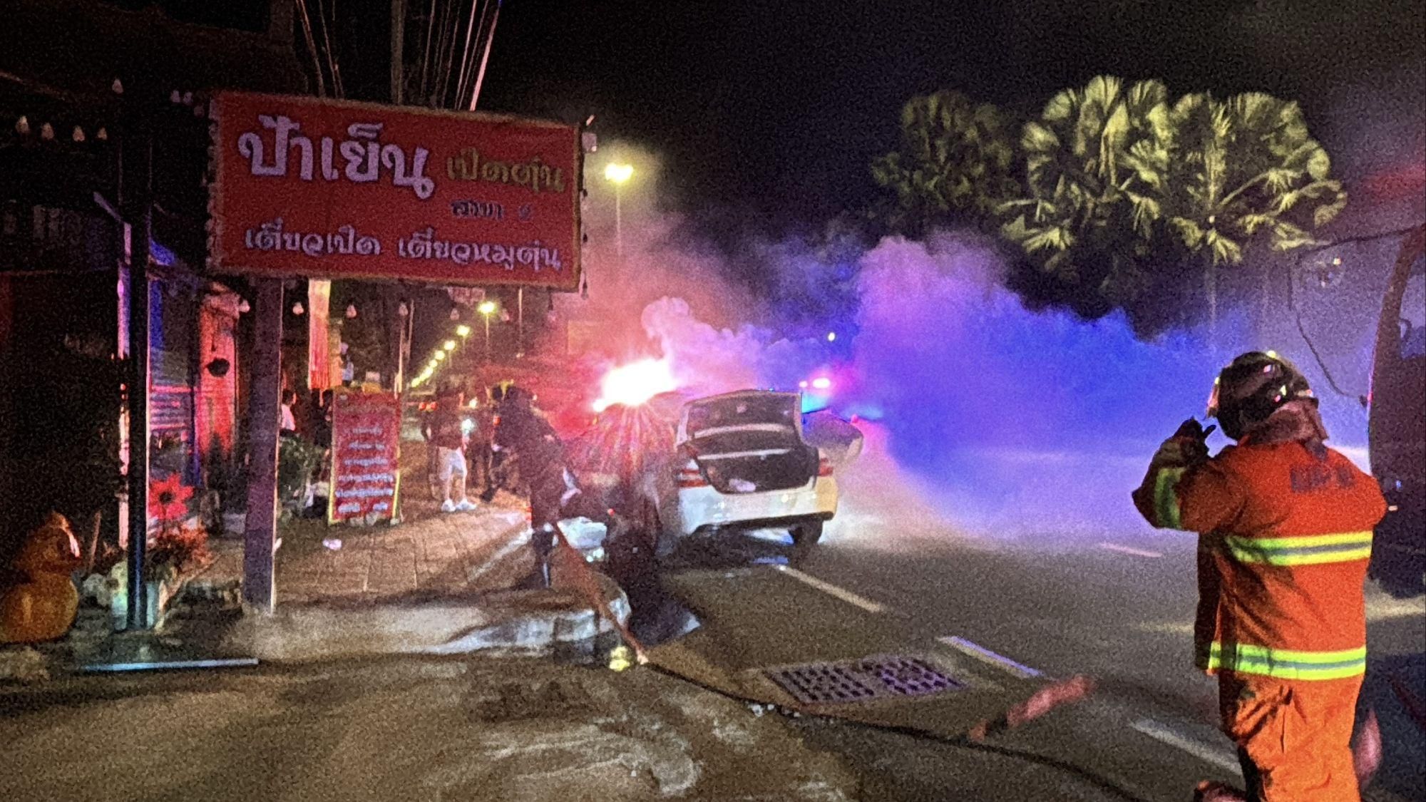 Мерседес главного полицейского вспыхнул огнем в Паттайе