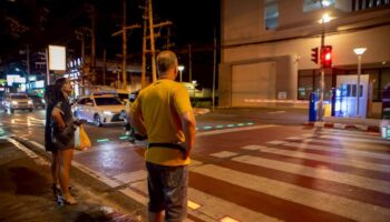 Мигающий зебровый переход привлекает внимание в Паттайе