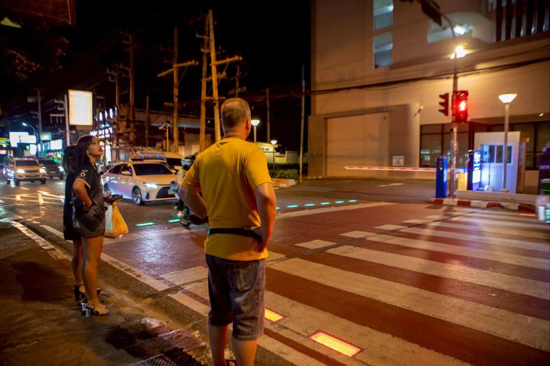 Мигающий зебровый переход привлекает внимание в Паттайе