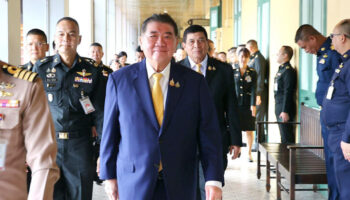 Министр обороны, который уходит в отставку, подписывает сделку по подводным лодкам с Китаем