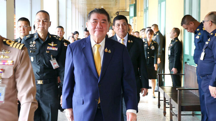 Министр обороны, который уходит в отставку, подписывает сделку по подводным лодкам с Китаем