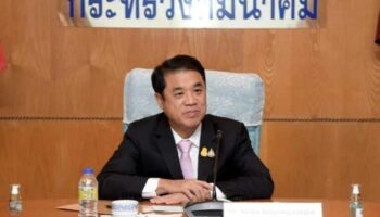 Министр транспорта взял на себя полномочия после скандала с аудиозаписью, который свалил Паетонгтарн.