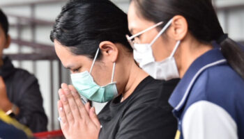 Мисс Гольф Вселенная: Сеть отношений с 13 монахами