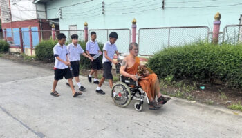 Монах на инвалидной коляске спасен из канала у дороги