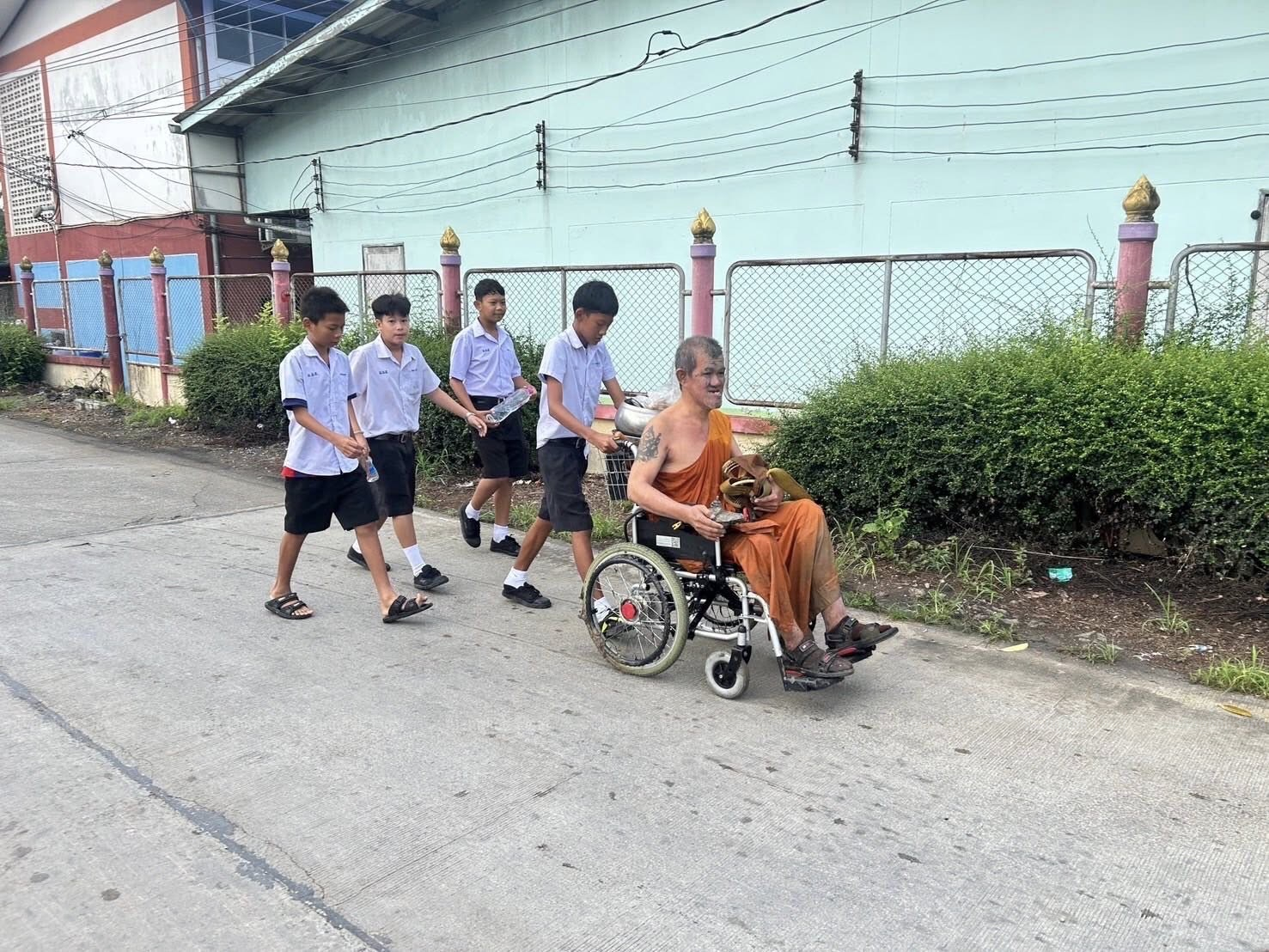 Монах на инвалидной коляске спасен из канала у дороги