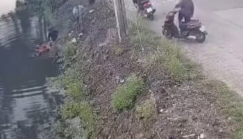 Монах Нонтабури спасён после того, как инвалидная коляска упала в канал