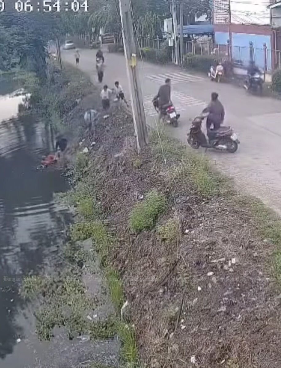 Монах Нонтабури спасён после того, как инвалидная коляска упала в канал