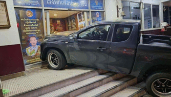 Н newbie водитель случайно врезался в ворота полицейского участка в Бангкоке на пикапе, напугав офицеров.