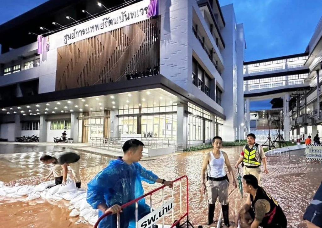 Наводнения в Нан заставляют срочно эвакуировать пациентов из больницы