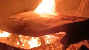 Наративат беспорядки: подозрительный пожар седана следует за взрывом