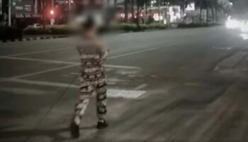 Неправильная нота: Тайца раскритиковали за пение посреди дороги в Паттайе