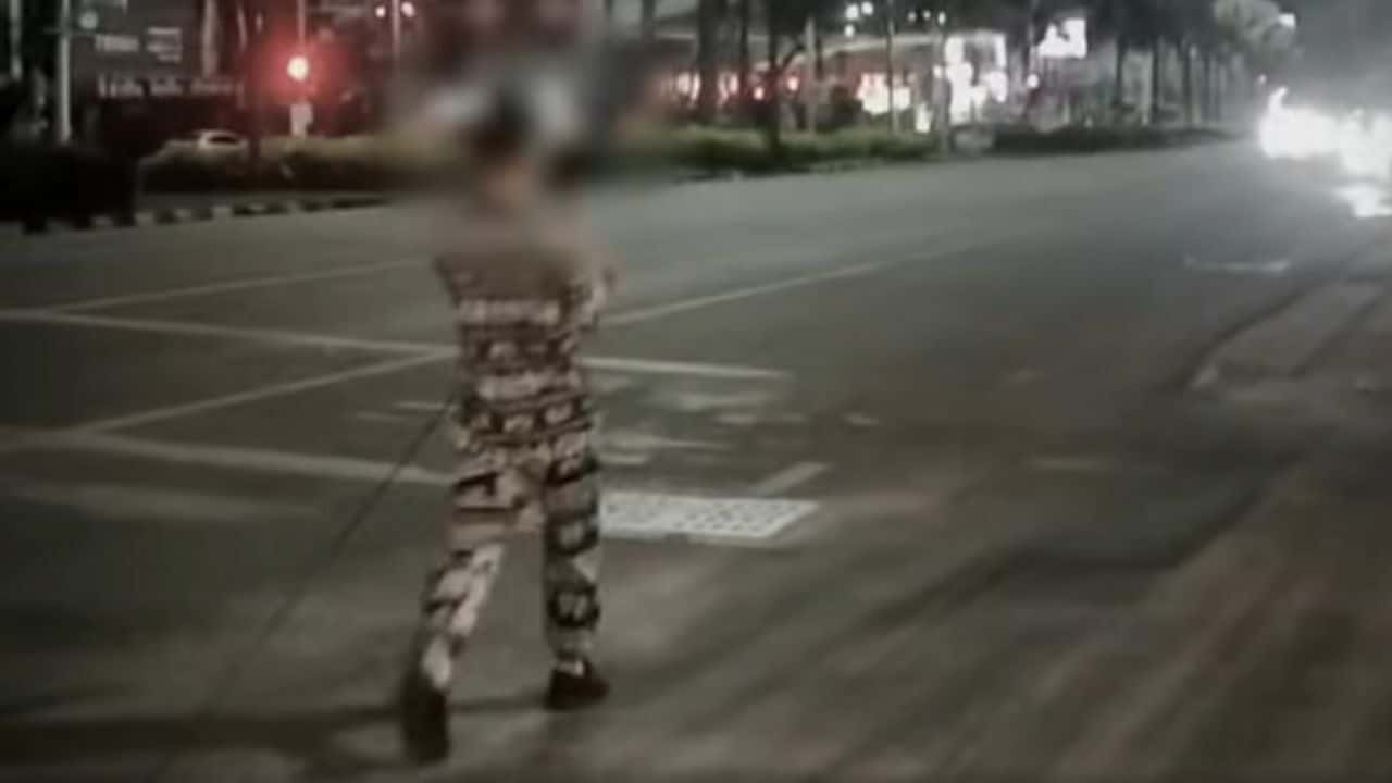 Неправильная нота: Тайца раскритиковали за пение посреди дороги в Паттайе