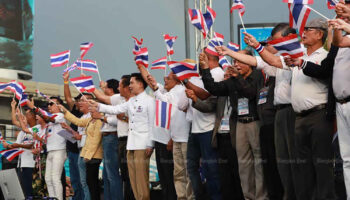 Новая группа против Паэтонгтарн привлекает внимание