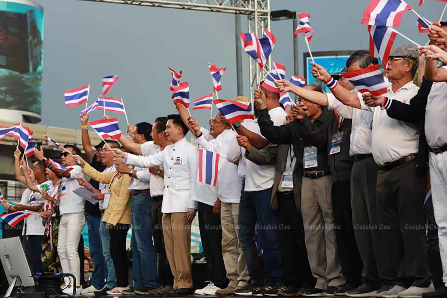 Новая группа против Паэтонгтарн привлекает внимание