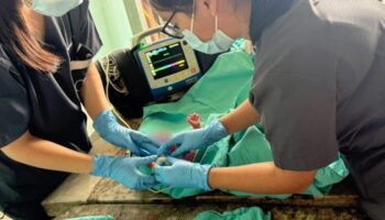 Новорожденный ребенок, брошенный в рюкзаке на мосту в Самут Пракане