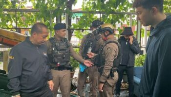 Ножи и рации, найденные в школе Бангкока во время обыска