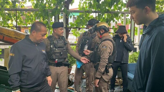 Ножи и рации, найденные в школе Бангкока во время обыска