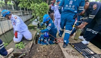 Обнажённый американец в бангкокской канализации отказывается от помощи и кусает спасателей