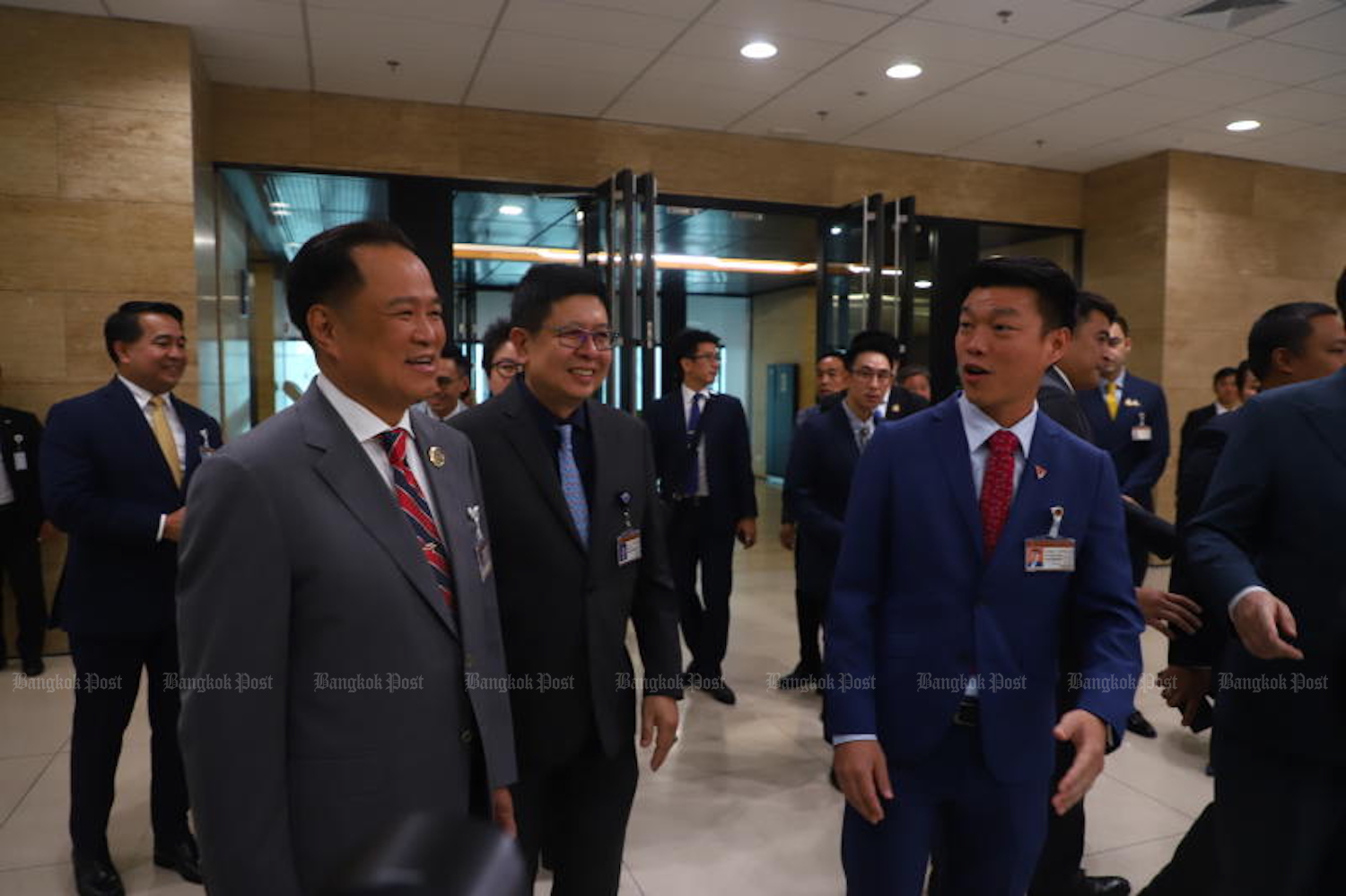 Оппозиционные партии приветствуют Бхумаджайтай