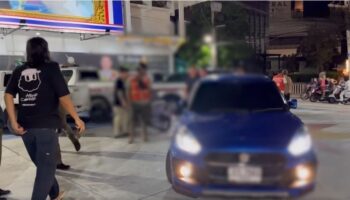 Паттайя, мотоциклетная банда ловит курьера в полночной дорожной ярости (видео)