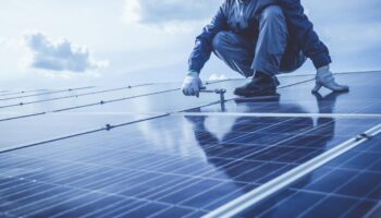 Поддержка потребителей для налогового вычета на солнечные крыши растет, подчеркивая необходимость дальнейших действий