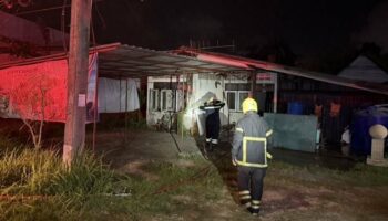 Пожар вспыхнул в заброшенном доме на Ратсада после 20 лет тишины