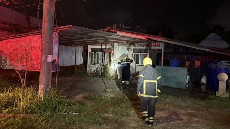 Пожар вспыхнул в заброшенном доме на Ратсада после 20 лет тишины