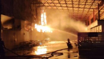 Пожар охватил резиновую фабрику в Бурираме, дым распространился на 10 километров