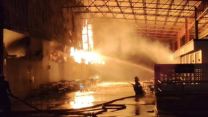 Пожар охватил резиновую фабрику в Бурираме, дым распространился на 10 километров