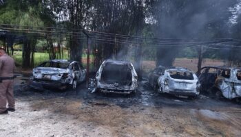 Пожар уничтожил восемь автомобилей на парковке отеля Бан Рай