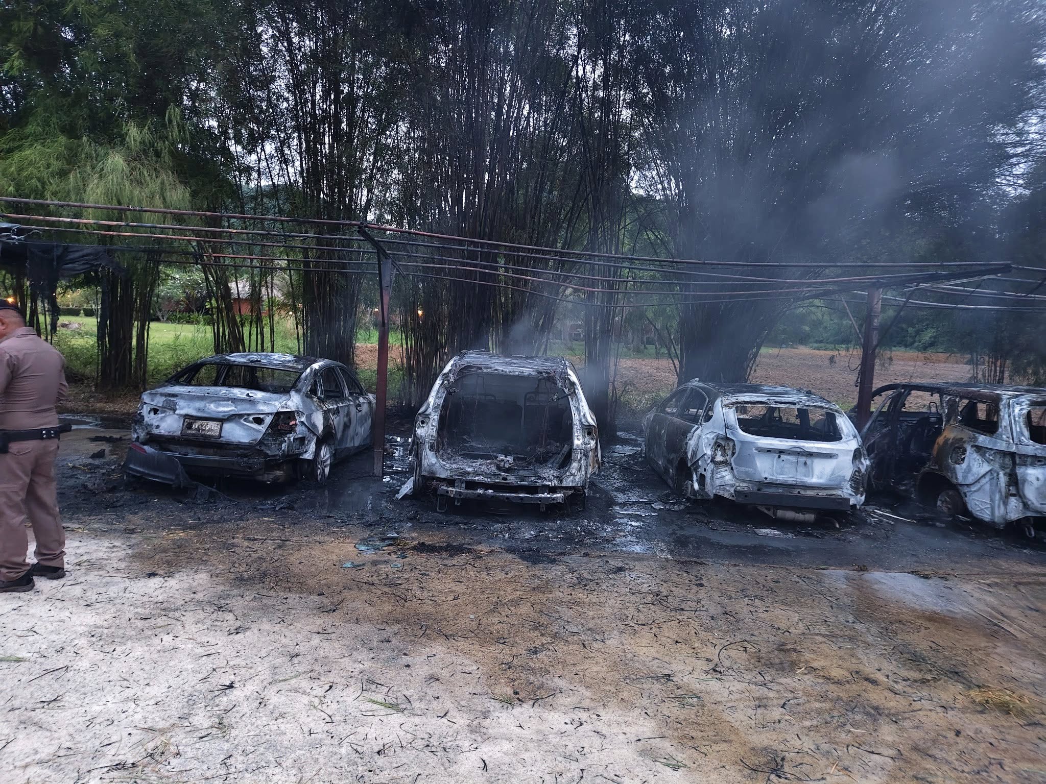 Пожар уничтожил восемь автомобилей на парковке отеля Бан Рай