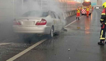 Пожар Toyota Camry на шоссе Сират быстро потушен в Бангкоке