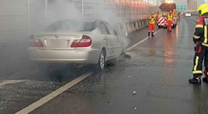 Пожар Toyota Camry на шоссе Сират быстро потушен в Бангкоке