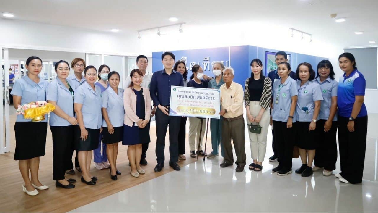 Пожилой генеральный директор пожертвовал более 100 миллионов батов больнице Анг Тхонг